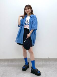 白Tシャツ×青シャツ×黒ハーフパンツ