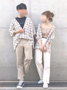 チェック柄シャツ×白パンツ