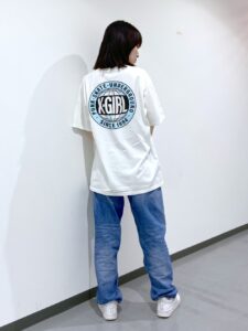 オーバーTシャツ×デニムパンツ