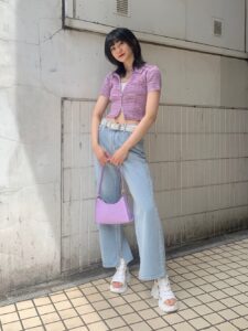 ミニ丈Tシャツ×ブルーデニムパンツ